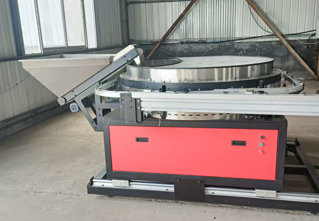 实拍生产现场：内镶贴片滴灌带生产线